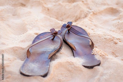 Chinelo ou sandália de couro na praia photo
