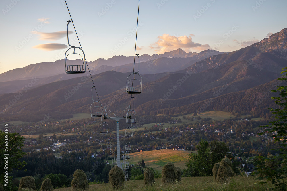 Kolejka i panorama Tatr