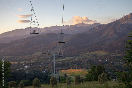 Kolejka i panorama Tatr