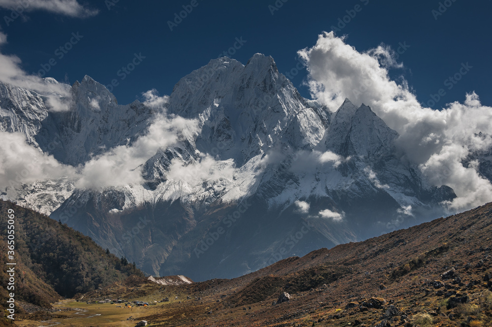 Foto de Dramatic view of Pungi peak, 6538 in Kampung Himal range as ...