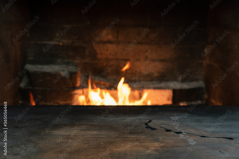 Obraz premium Empty table surface with copy space on burning fire background.