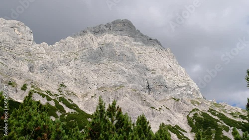 Stadelhorn in der Felsarena Hochgscheid an der Südseite der Reiteralpe bei bewölktem Himmel photo