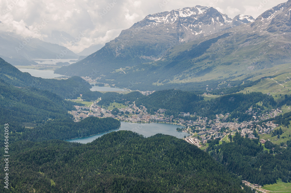 Fototapeta premium St. Moritz, Seenplatte, St. Moritzersee, Silvaplanersee, Silsersee, Muottas Muragl, Oberengadin, Alpen, Piz Julier, Corviglia, Piz Nair, Stazerwald, Wanderweg, Graubünden, Sommer, Schweiz