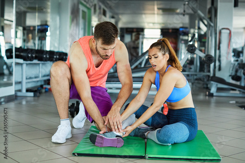 gym sport injury pain fitness exercise athlete health body training leg