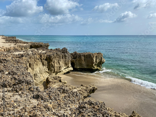 Φωτογραφία A rocky beach with clear turquoise water in Stuart, FL