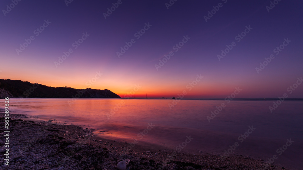 Obraz premium Tramonto sul mare alla baia di Portonovo di Ancona