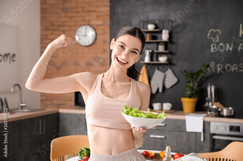Beautiful young woman eatin...