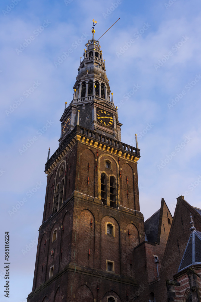 Obraz premium Old Church or Oude Kerk in winter in Amsterdam, Netherlands.