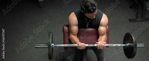 Ejercicio Bíceps, Predicador, Barra, pesas, fondo negro photo
