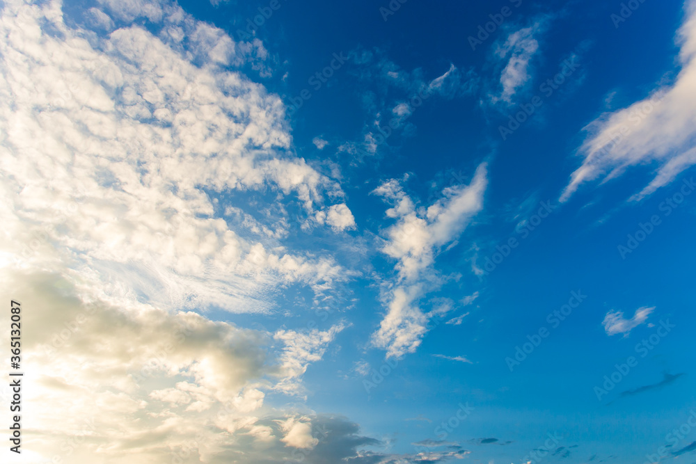 Obraz premium colorful dramatic sky with cloud at sunset