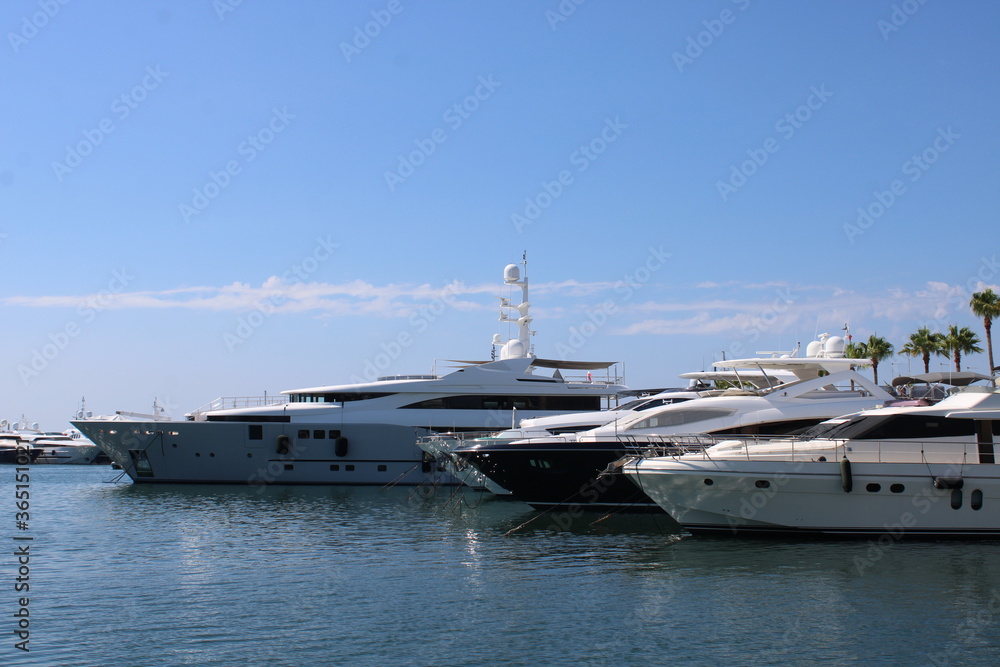 Yatch de luxe sur la mer méditerranée