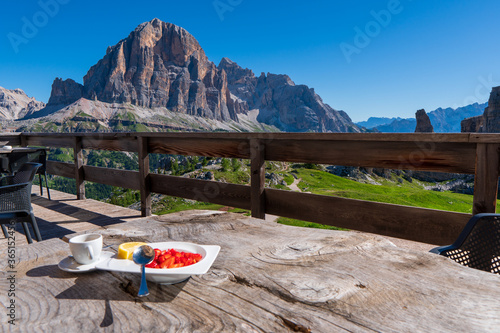 Obraz na płótnie Fragrant coffee and strawberries for breakfast in the Alps , dolomite w salonie