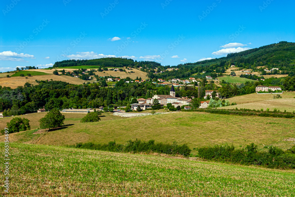 Le village de Ronno dans les montagnes de l'ouest du département du Rhône en France en été