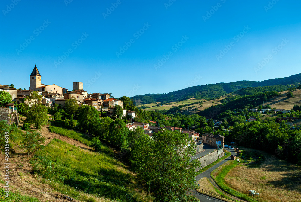 Le village de Chamelet dans la vallée de l'Azergues dans le département du Rhône en France