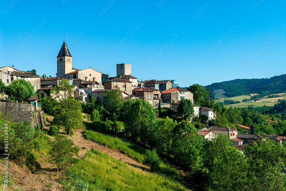 Le village de Chamelet dans la vallée de l'Azergues dans le département du Rhône en France