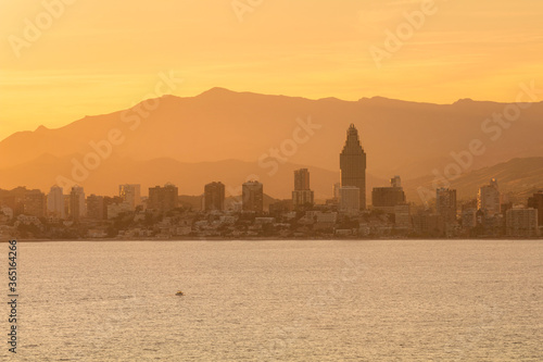 Obraz na płótnie Golden silhouettes of Benidorm city at the sunset, Alicante, Spain w salonie