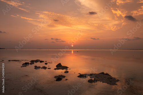 Obraz na płótnie Golden morning over Huraa island of Maldives w salonie