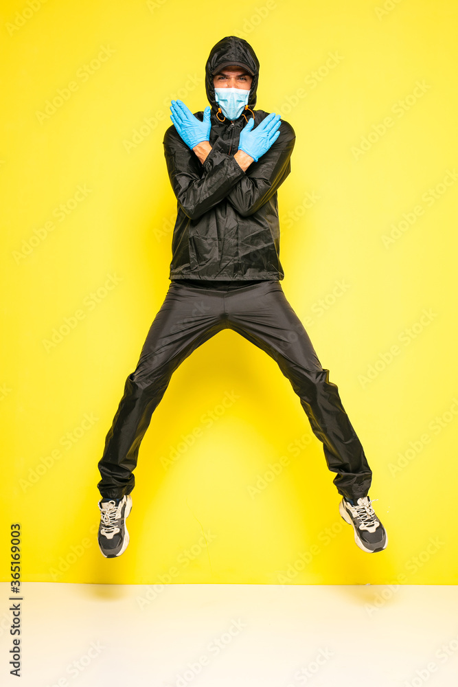 Obraz premium man in full body black costume