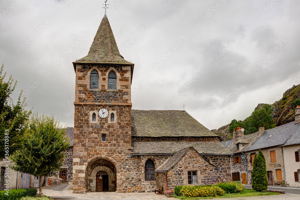 Eglise Saint-Blaise du village d'Apchon dans le département du Cantal en Auvergne - France