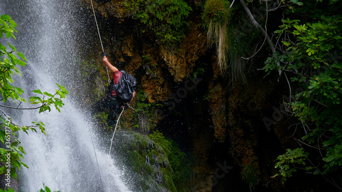 Descenso por cascadas de agua con cuerdas. Barranquismo