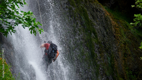 Descenso por cascadas de agua con cuerdas. Barranquismo
