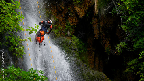 Descenso por cascadas de agua con cuerdas. Barranquismo
