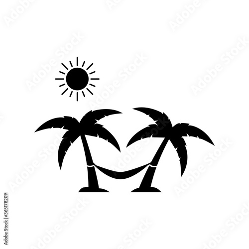 Concepto destino de vacaciones de verano. Icono plano hamaca colgada entre palmeras en playa en color negro