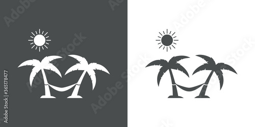 Concepto destino de vacaciones de verano. Icono plano hamaca colgada entre palmeras en playa en fondo gris y fondo blanco	