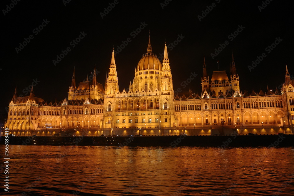 ブダペストの国会議事堂のライトアップ