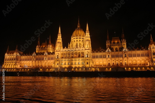 ブダペストの国会議事堂のライトアップ