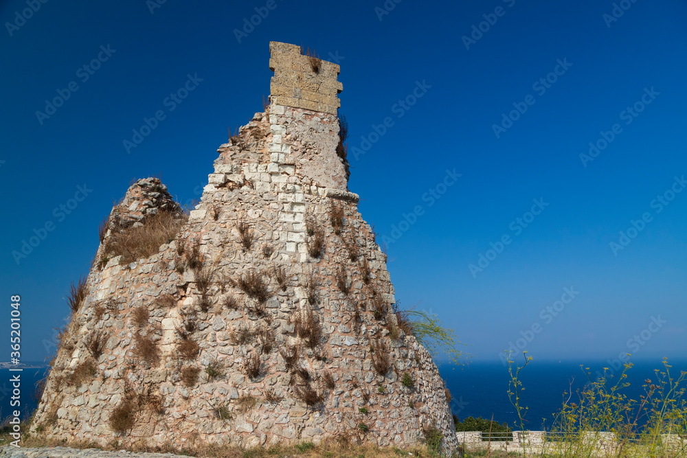 Torre di avvistamento Saracena sulla costa del Salento in Italia 