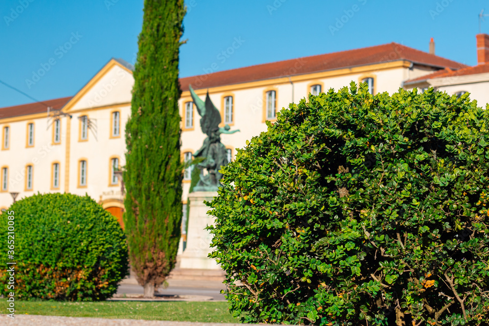 house in the village, Roanne