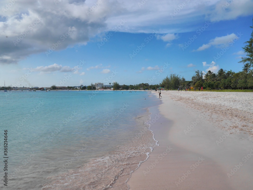 Obraz premium Turquoise Caribbean Sea and Powder White Sand on Brownes Beach in Barbados, Caribbean (Carlisle Bay, Bridgetown)
