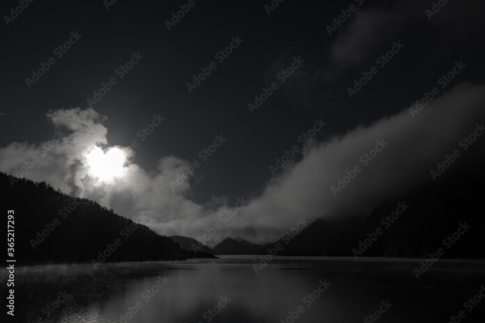 Lago con niebla Lago con niebla