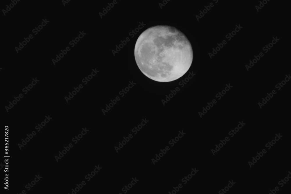 noche oscura con luna llena brillante y grande noche oscura con luna llena brillante y grande