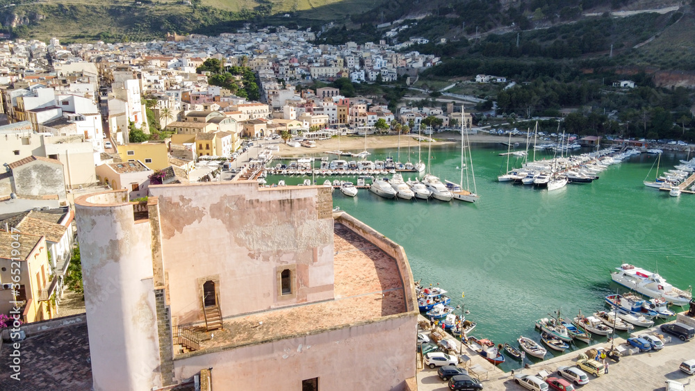 Castellammare del Golfo - Sicilia.  Veduta del castello con il porto retrostante. 