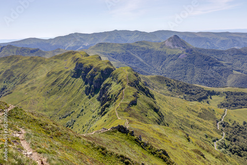 Vue sur les Monts du Cantal près du Puy-Mary - région Auvergne © panosud360