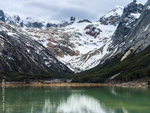 excursion en Ushuaia Argentina hacia la laguna esmeralda con paisajes fantasticos rodeado de montañas nevadas 