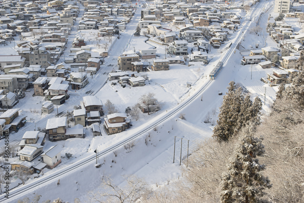 Obraz premium 雪国の景色(電車と線路)
