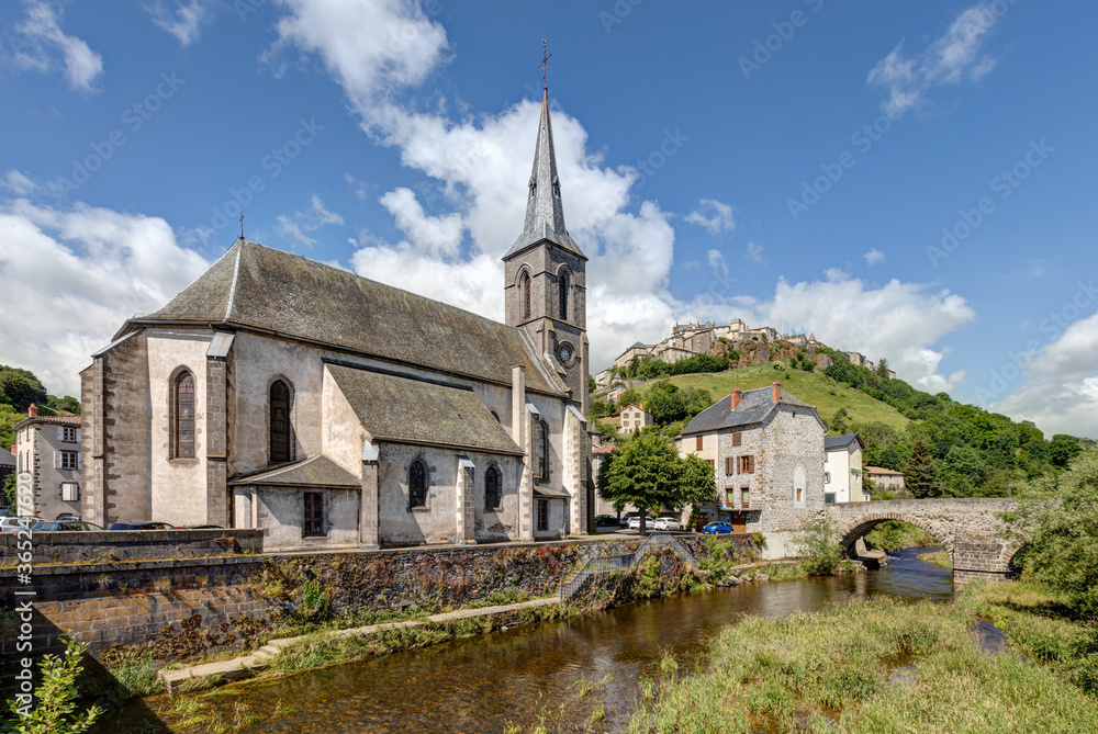 Vue sur l'église Sainte-Christine et le Pont-Vieux de Saint-Flour - Cantal - Auvergne - France Vue sur l'église Sainte-Christine et le Pont-Vieux de Saint-Flour - Cantal - Auvergne - France