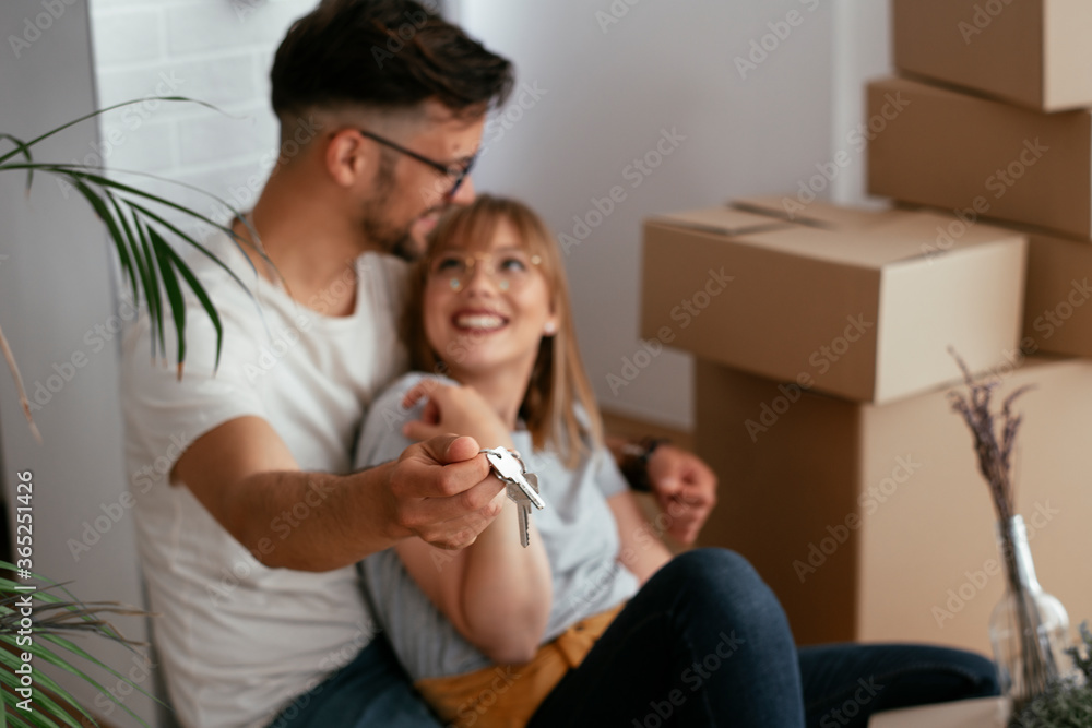 Obraz premium Close up of husband and wife holding the key to their new apartment. 