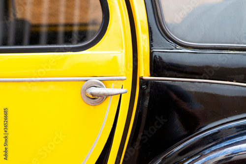 Obraz na plátne Black Yellow Citroën 2CV vintage retro style French car