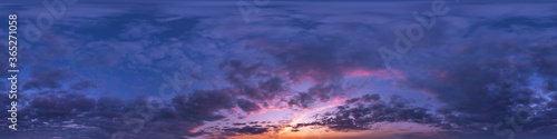 Seamless dark blue and pink sky before sunset hdri panorama 360 degrees angle view with beautiful clouds for use in 3d graphics or game development as sky dome or edit drone shot © hiv360