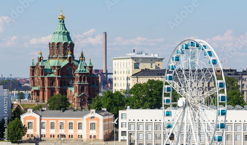 paseo por la ciudad de Helsinki capital de Finlandia haciendo paradas en las atracciones turísticas mas importantes 