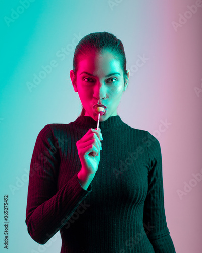 Mujer con luces de estudio, fotografía moda o retrato.