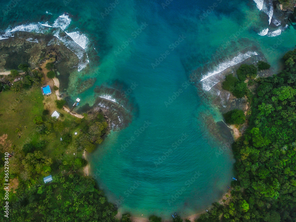 día soleado de verano en la isla playa blanca en Colon Panama en centro America  con tomas aereas 