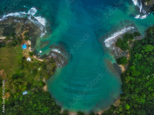 día soleado de verano en la isla playa blanca en Colon Panama en centro America con tomas aereas 
