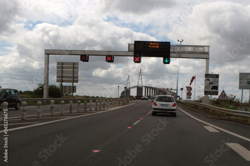 Véhicule sur la route menant au pont de Saint-Nazaire