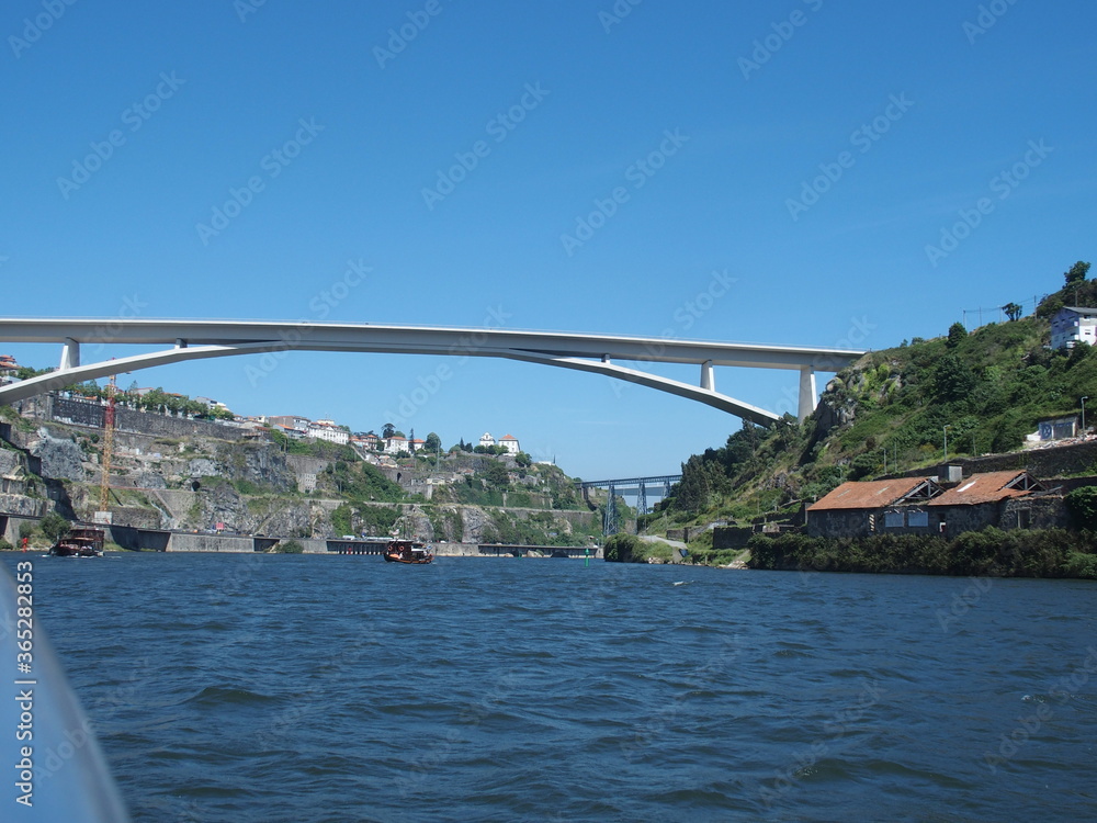 Eine der vielen Brücken über den Douro in Porto Portugal One of the countless bridges across the Douro river in Porto Portugal Eine der vielen Brücken über den Douro in Porto Portugal One of the countless bridges across the Douro river in Porto Portugal