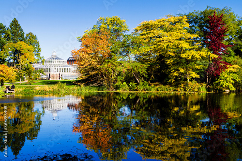 Canvas Print COPENHAGEN, DENMARK - OCT 16, 2016: Botanical gardens with a lake during autumn